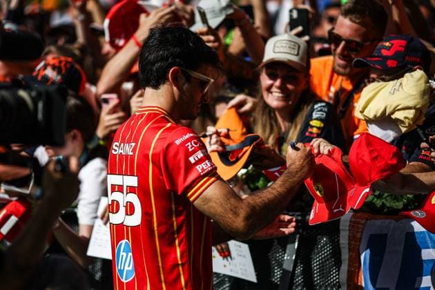 SAINZ Carlos (spa), Scuderia Ferrari SF-24, portrait spectators, fans during the Formula 1 Qatar Airways Austrian Grand Prix 2024, 11th round of the 2024 Formula One World Championship, WM, Weltmeisterschaft from June 28 to 30, 2024 on the Red Bull Ring, in Spielberg, Austria - F1 - AUSTRIAN GRAND PRIX 2024 DPPI Panoramic  240630_R11_AUSTRIA_DP_XB3_9825