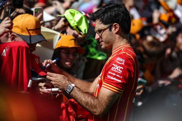 SAINZ Carlos (spa), Scuderia Ferrari SF-24, portrait spectators, fans during the Formula 1 Qatar Airways Austrian Grand Prix 2024, 11th round of the 2024 Formula One World Championship, WM, Weltmeisterschaft from June 28 to 30, 2024 on the Red Bull Ring, in Spielberg, Austria - F1 - AUSTRIAN GRAND PRIX 2024 DPPI Panoramic  240630_R11_AUSTRIA_DP_XB3_9881