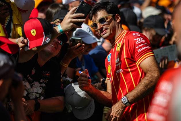 SAINZ Carlos (spa), Scuderia Ferrari SF-24, portrait spectators, fans during the Formula 1 Qatar Airways Austrian Grand Prix 2024, 11th round of the 2024 Formula One World Championship, WM, Weltmeisterschaft from June 28 to 30, 2024 on the Red Bull Ring, in Spielberg, Austria - F1 - AUSTRIAN GRAND PRIX 2024 DPPI Panoramic  240630_R11_AUSTRIA_DP_XB3_9849
