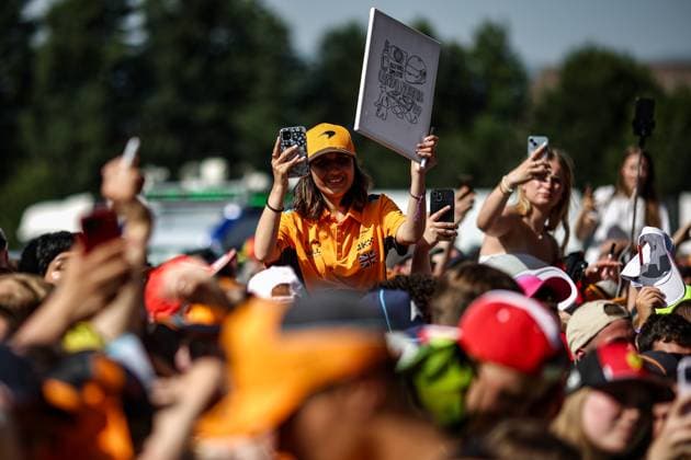 spectators, fans NORRIS Lando (gbr), McLaren F1 Team MCL38, during the Formula 1 Qatar Airways Austrian Grand Prix 2024, 11th round of the 2024 Formula One World Championship, WM, Weltmeisterschaft from June 28 to 30, 2024 on the Red Bull Ring, in Spielberg, Austria - F1 - AUSTRIAN GRAND PRIX 2024 DPPI Panoramic  240630_R11_AUSTRIA_DP_XB3_9916