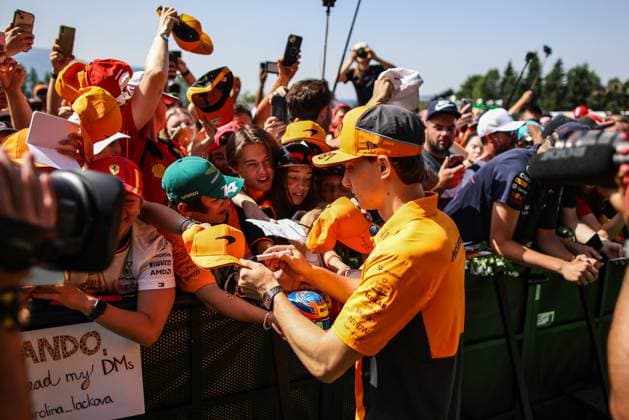 PIASTRI Oscar (aus), McLaren F1 Team MCL38, portrait spectators, fans during the Formula 1 Qatar Airways Austrian Grand Prix 2024, 11th round of the 2024 Formula One World Championship, WM, Weltmeisterschaft from June 28 to 30, 2024 on the Red Bull Ring, in Spielberg, Austria - F1 - AUSTRIAN GRAND PRIX 2024 DPPI Panoramic  240630_R11_AUSTRIA_DP_XB5_9722