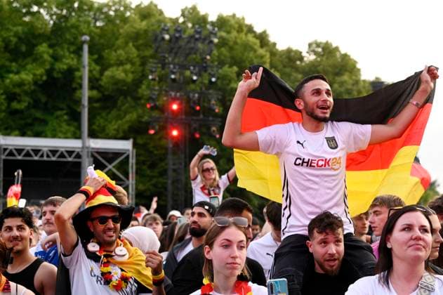 Fans auf der Fan Zone der UEFA EURO, EM, Europameisterschaft,Fussball 2024 am Brandenburger Tor. Berlin, 29.06.2024