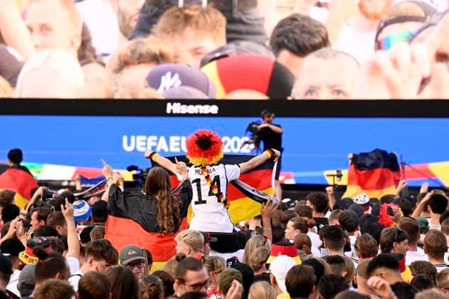 Fans auf der Fan Zone der UEFA EURO, EM, Europameisterschaft,Fussball 2024 am Brandenburger Tor. Berlin, 29.06.2024