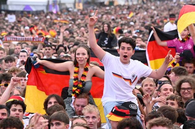 Fans auf der Fan Zone der UEFA EURO, EM, Europameisterschaft,Fussball 2024 am Brandenburger Tor. Berlin, 29.06.2024