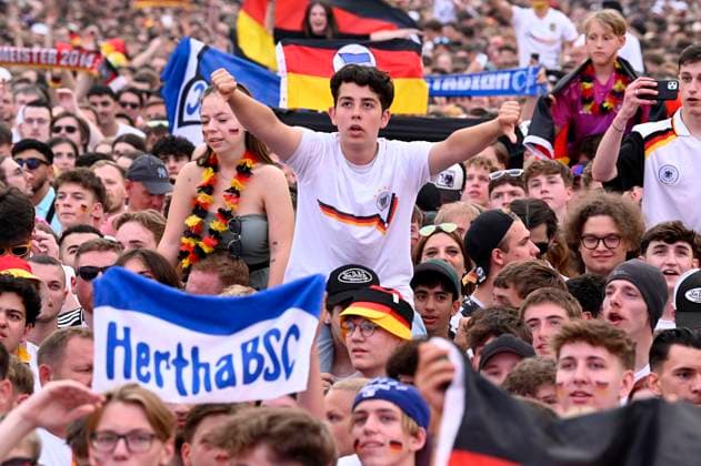 Fans auf der Fan Zone der UEFA EURO, EM, Europameisterschaft,Fussball 2024 am Brandenburger Tor. Berlin, 29.06.2024