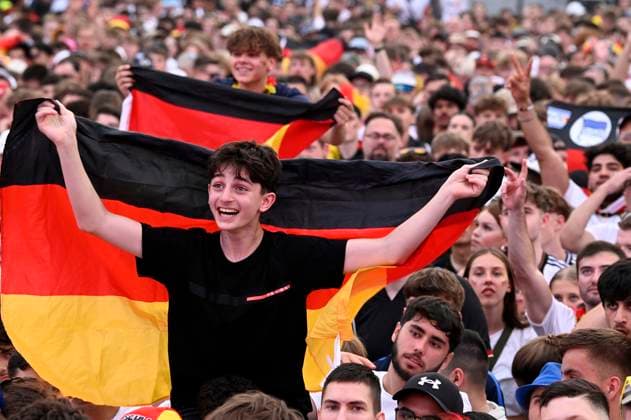Fans auf der Fan Zone der UEFA EURO, EM, Europameisterschaft,Fussball 2024 am Brandenburger Tor. Berlin, 29.06.2024