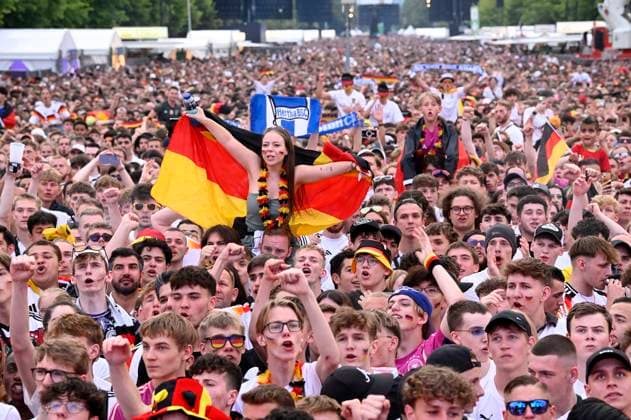 Fans auf der Fan Zone der UEFA EURO, EM, Europameisterschaft,Fussball 2024 am Brandenburger Tor. Berlin, 29.06.2024