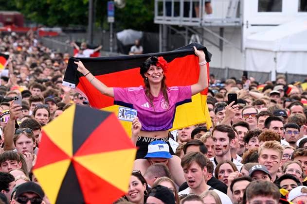 Fans auf der Fan Zone der UEFA EURO, EM, Europameisterschaft,Fussball 2024 am Brandenburger Tor. Berlin, 29.06.2024