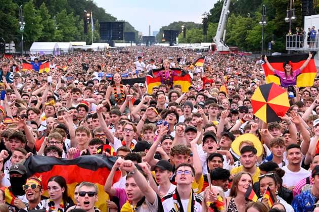 Fans auf der Fan Zone der UEFA EURO, EM, Europameisterschaft,Fussball 2024 am Brandenburger Tor. Berlin, 29.06.2024