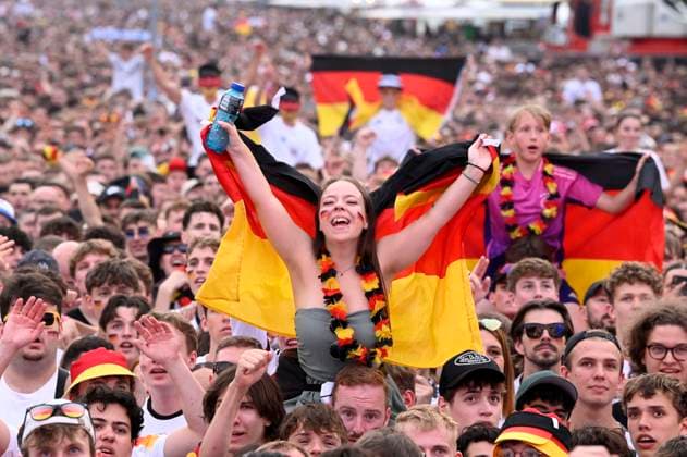Fans auf der Fan Zone der UEFA EURO, EM, Europameisterschaft,Fussball 2024 am Brandenburger Tor. Berlin, 29.06.2024
