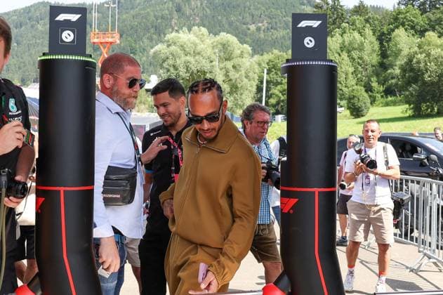Lewis Hamilton (Mercedes-AMG) kommt am Paddock an, Fahrerlager, Rennen, Grosser Preis von Oesterreich, Motorsport, Herren, Formel 1, 30.06.2024 Spielberg Steiermark Oesterreich