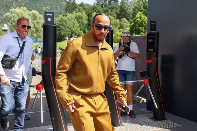 Lewis Hamilton (Mercedes-AMG) kommt am Paddock an, Fahrerlager, Rennen, Grosser Preis von Oesterreich, Motorsport, Herren, Formel 1, 30.06.2024 Spielberg Steiermark Oesterreich