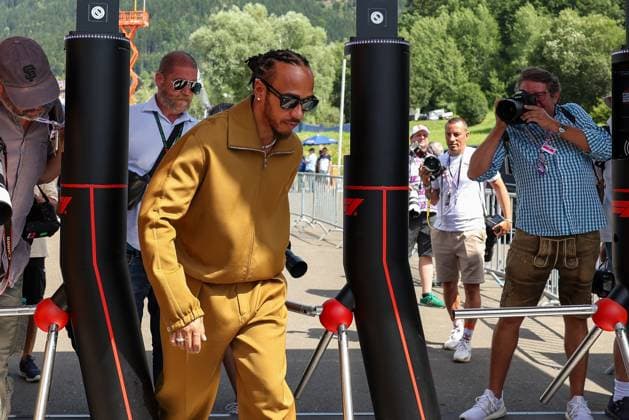 Lewis Hamilton (Mercedes-AMG) kommt am Paddock an, Fahrerlager, Rennen, Grosser Preis von Oesterreich, Motorsport, Herren, Formel 1, 30.06.2024 Spielberg Steiermark Oesterreich