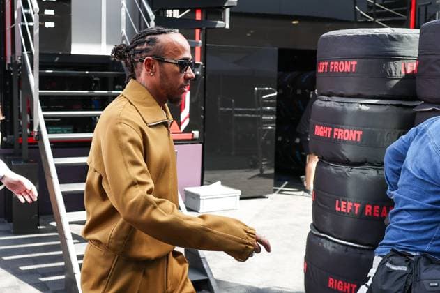 Lewis Hamilton (Mercedes-AMG) kommt am Paddock an, Fahrerlager, Rennen, Grosser Preis von Oesterreich, Motorsport, Herren, Formel 1, 30.06.2024 Spielberg Steiermark Oesterreich