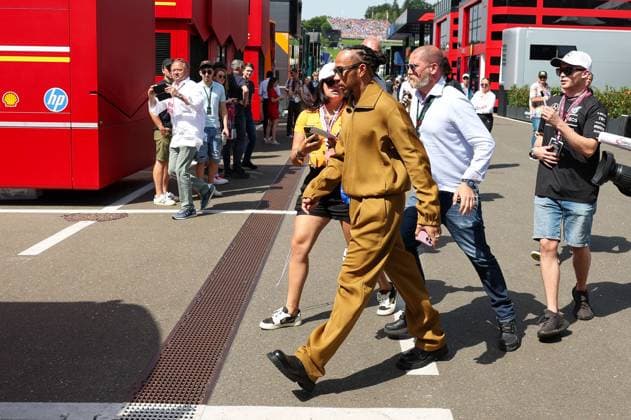 Lewis Hamilton (Mercedes-AMG) kommt am Paddock an, Fahrerlager, Rennen, Grosser Preis von Oesterreich, Motorsport, Herren, Formel 1, 30.06.2024 Spielberg Steiermark Oesterreich