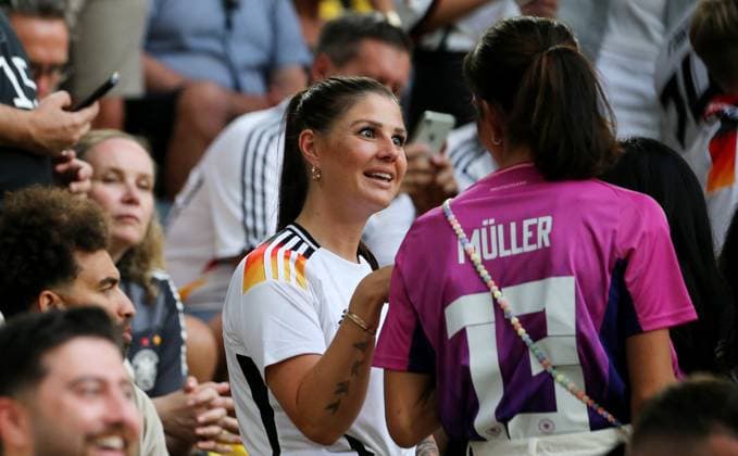 BAU 29.06.2024 Dortmund Fußball EM 2024 Achtelfinale Deutschland vs. Dänemark, v.l. Lina Kimmich (Frau von Joshua Kimmich) im Gespräch mit Lisa Müller (Frau von Thomas Müller) auf der Tribüne