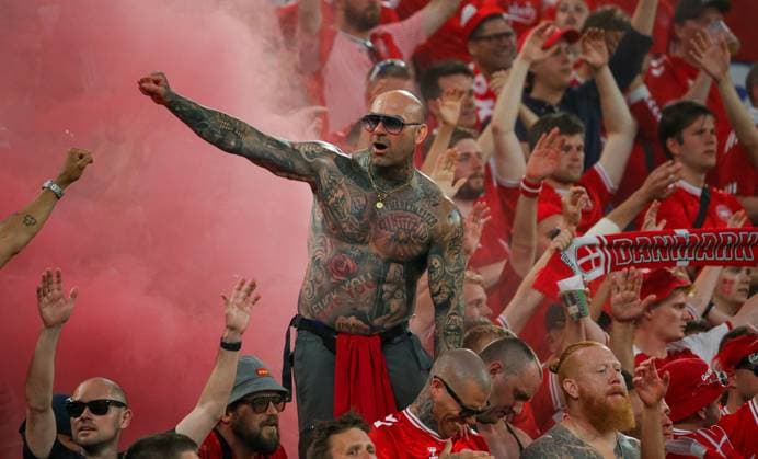 BAU 29.06.2024 Dortmund Fußball EM 2024 Achtelfinale Deutschland vs. Dänemark, dänischer Fan mit Tattoos vor einem roten Rauchbengalo