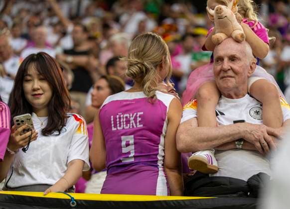 29.06.2024, Fussball UEFA EURO, EM, Europameisterschaft,Fussball 2024, Achtelfinale, Deutschland - Dänemark, in der BVB-Arena Dortmund, Lisa (mitte) die Frau von Niclas Füllkrug (Deutschland) mit Tochter und Familie, auf ihrem Trikot steht der Spitzname von Niclas: Lücke.