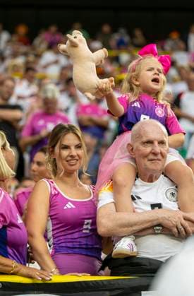 29.06.2024, Fussball UEFA EURO, EM, Europameisterschaft,Fussball 2024, Achtelfinale, Deutschland - Dänemark, in der BVB-Arena Dortmund, Lisa (mitte) die Frau von Niclas Füllkrug (Deutschland) mit Tochter und Familie