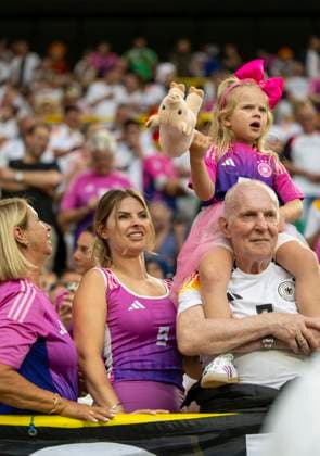 29.06.2024, Fussball UEFA EURO, EM, Europameisterschaft,Fussball 2024, Achtelfinale, Deutschland - Dänemark, in der BVB-Arena Dortmund, Lisa (mitte) die Frau von Niclas Füllkrug (Deutschland) mit Tochter und Familie