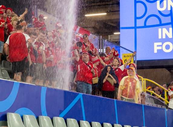 29.06.2024, Fussball UEFA EURO, EM, Europameisterschaft,Fussball 2024, Achtelfinale, Deutschland - Dänemark, in der BVB-Arena Dortmund, Während eines ergiebigen Gewitter-Regens über der Arena läuft das Wasser in Sturzbächen vom Dach auf die unteren Zuschauerränge. Dänische Fans feiern das Spektakel. Das Spiel wurde kurz unterbrochen.