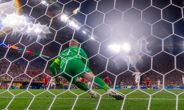 29.06.2024, Fussball UEFA EURO, EM, Europameisterschaft,Fussball 2024, Achtelfinale, Deutschland - Dänemark, in der BVB-Arena Dortmund, Elfmetertor durch Kai Havertz (mitte, Deutschland) gegen Torwart Kasper Schmeichel (Dänemark)