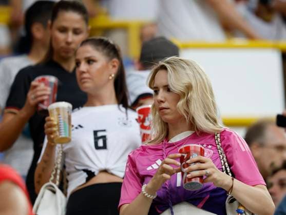 29.06.2024, Fussball, Euro 2024, Achtelfinale, Deutschland – Daenemark, GER, Dortmund, BVB Stadion Bild: v. li. Anika Neuer, Ehefrau von Torwart, Goalkeeper Manuel Neuer (Germany, 1) Copyright: HMBxMedia xHeikoxBecker