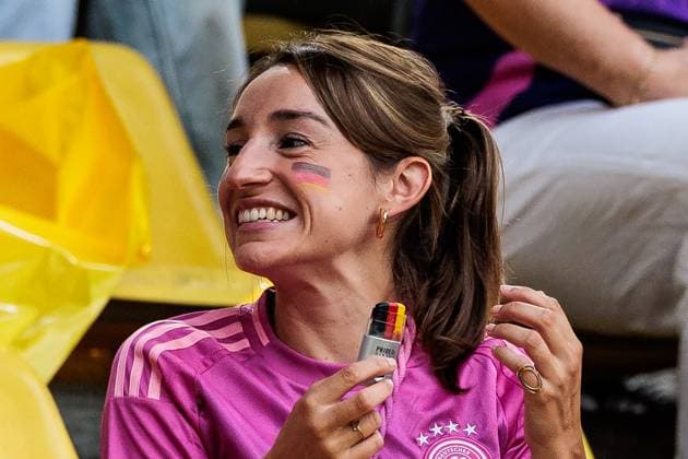 UEFA EURO, EM, Europameisterschaft,Fussball 2024: Deutschland - Dänemark; 29.06.2024 Lena Wurzenberger, Freundin von Julian Nagelsmann (Deutschland, Cheftrainer) lachend mit Deutschland-Schminke UEFA EURO 2024: Deutschland - Dänemark; BVB Stadion Dortmund, Dortmund am 29.06.2024 *** UEFA EURO 2024 Germany Denmark 29 06 2024 Lena Wurzenberger, girlfriend of Julian Nagelsmann Germany, head coach laughing with Germany make-up UEFA EURO 2024 Germany Denmark BVB Stadion Dortmund, Dortmund on 29 06 2024 Copyright: xBEAUTIFULxSPORTS Wunderlx