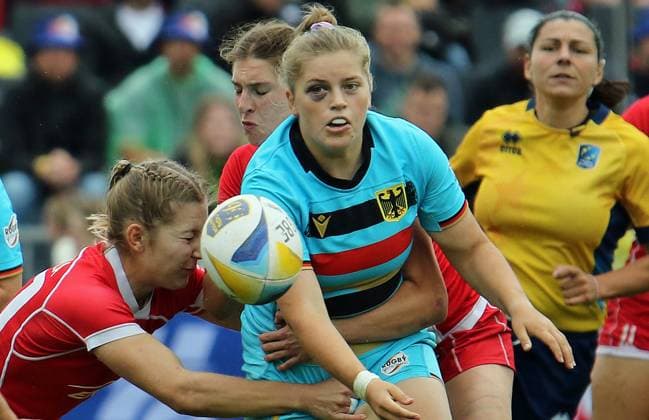 Sport Themen der Woche KW26 Sport Bilder des Tages Rugby-EM, Hamburg7s: Spiel um Platz sieben zwischen Deutschland und Polen. Charlotte Malaizier wird beim Passen des Balles bedrängt. *** European Rugby Championship, Hamburg7s match for seventh place between Germany and Poland Charlotte Malaizier is harassed while passing the ball