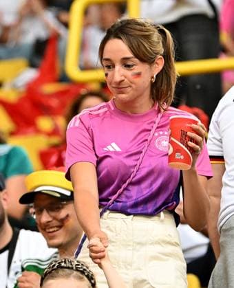 29.06.2024, xscotx, Fussball EM 2024 Achtelfinale, Deutschland - Dänemark, emspor, v.l. Lena Wurzenberger (im weissen Shirt Trijot; Freundin Partnerin von Trainer Julian Nagelsmann (Deutsche Fussball Nationalmannschaft DFB)) Dortmund