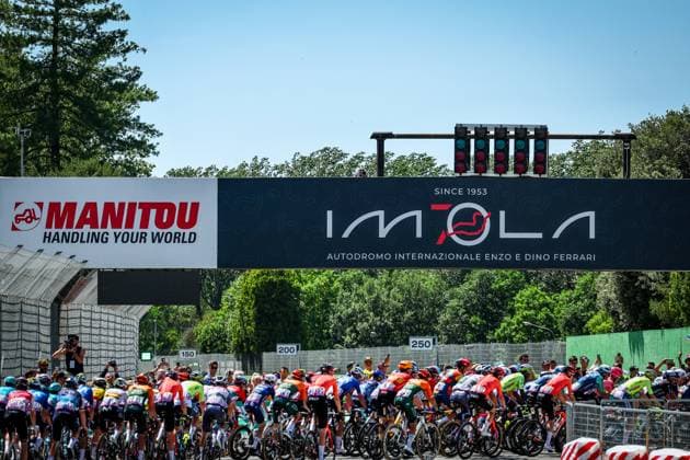Sport Themen der Woche KW26 Sport Bilder des Tages The pack of riders pictured in action at the Imola race track during stage 2 of the 2024 Tour de France cycling race, from Cesenatico, Italy to Bologna, Italy (198,7km) on Sunday 30 June 2024. The 111th edition of the Tour de France starts on Saturday 29 June and will finish in Nice, France on 21 July. DAVIDxPINTENS  x95557357x
