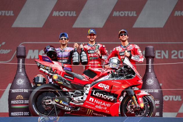 Sport Themen der Woche KW26 Sport Bilder des Tages ASSEN - Jorge Martin (ESP), Francesco Bagnaia (ITA), Enea Bastianini (ITA) on his Ducati on the podium after the MotoGP race at the 2024 Assen TT. ANP VINCENT JANNINK xVIxANPxSportx xxANPxIVx 502426702 originalFilename: 502426702.jpg