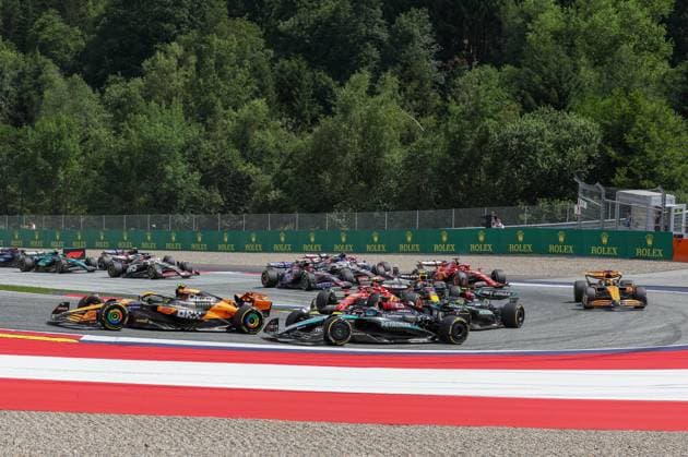 Start, Lando Norris (McLaren), George Russell (Mercedes-AMG), Rennen, Grosser Preis von Oesterreich, Motorsport, Herren, Formel 1, 30.06.2024 Spielberg Steiermark Oesterreich