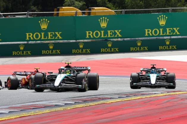 Carlos Sainz jr. (Scuderia Ferrari HP), Lewis Hamilton (Mercedes-AMG), George Russell (Mercedes-AMG), Rennen, Grosser Preis von Oesterreich, Motorsport, Herren, Formel 1, 30.06.2024 Spielberg Steiermark Oesterreich