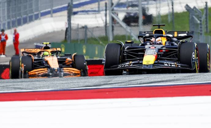 SPIELBERG - (l-r) Lando Norris (McLaren), Max Verstappen (Red Bull Racing) during the Austrian Grand Prix on the Red Bull Ring race circuit. ANP SEM VAN DER WAL xVIxANPxSportx xxANPxIVx 502430931 originalFilename: 502430931.jpg