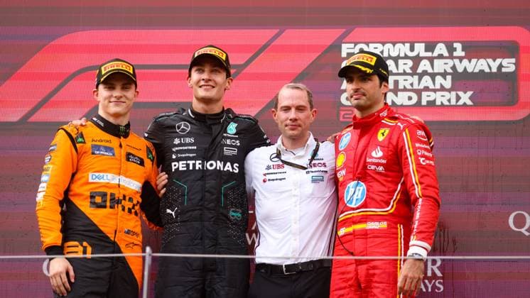 Sport Bilder des Tages FORMULA 1 - GP of Austria 2024 SPIELBERG,AUSTRIA,30.JUN.24 - MOTORSPORTS, FORMULA 1 - Grand Prix of Austria, Red Bull Ring, award ceremony. Image shows Oscar Piastri (AUS McLaren), George Russell (GBR Mercedes), Marcus Dudley (Mercedes) and Carlos Sainz (ESP Ferrari).  GEPAxpictures xDanielxGoetzhaber