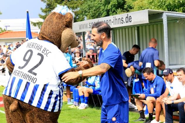 DEU, DFL, 2. FBL, Bernau vs. Hertha BSC, 30.06.2024, Bernau, Bernau, DEU, DFL, 2. FBL, Bernau vs. Hertha BSC, im Bild Cheftrainer Cristian Fiel (Hertha BSC Berlin), Hertha-Maskotchen Herthinho DFL - regulations prohibit any use of Photographs as image sequences and or quasi-video Foto: Juergen Engler nordphoto GmbH *** DEU, DFL, 2 FBL, Bernau vs Hertha BSC, 30 06 2024, Bernau, Bernau, DEU, DFL, 2 FBL, Bernau vs Hertha BSC, im Bild Cheftrainer Cristian Fiel Hertha BSC Berlin , Hertha Maskotchen Herthinho DFL regulations prohibit any use of Photographs as image sequences and or quasi video Foto Juergen Engler nordphoto GmbH nordphotoxGmbHx xEngler nph00076