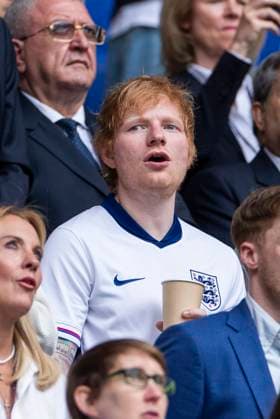 EURO 2024, England - Slowakei, Ed Sheeran unter den Zuschauern UEFA EURO, EM, Europameisterschaft,Fussball 2024: England - Slowakei; 30.06.2024 Musiker Ed Sheeran auf der Tribüne. UEFA EURO 2024: England - Slowakei; Arena AufSchalke, Gelsenkirchen am 30.06.2024 Copyright: xBEAUTIFULxSPORTS Meuselx
