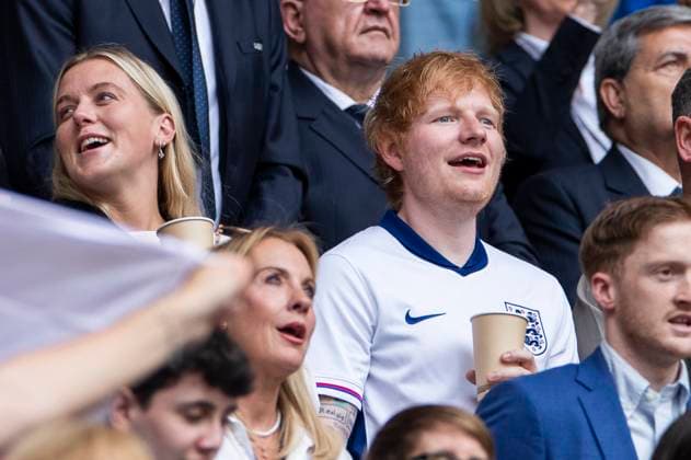 EURO 2024, England - Slowakei, Ed Sheeran unter den Zuschauern UEFA EURO, EM, Europameisterschaft,Fussball 2024: England - Slowakei; 30.06.2024 Musiker Ed Sheeran auf der Tribüne. UEFA EURO 2024: England - Slowakei; Arena AufSchalke, Gelsenkirchen am 30.06.2024 Copyright: xBEAUTIFULxSPORTS Meuselx