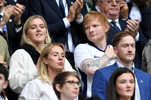 EURO 2024, England - Slowakei, Ed Sheeran unter den Zuschauern Fußball UEFA EURO, EM, Europameisterschaft,Fussball 2024 Achtelfinale England - Slowakei am 30.06.2024 in der Arena AufSchalke in Gelsenkirchen Edward Christopher Ed Sheeran