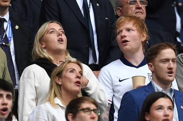 EURO 2024, England - Slowakei, Ed Sheeran unter den Zuschauern Fußball UEFA EURO, EM, Europameisterschaft,Fussball 2024 Achtelfinale England - Slowakei am 30.06.2024 in der Arena AufSchalke in Gelsenkirchen Edward Christopher Ed Sheeran