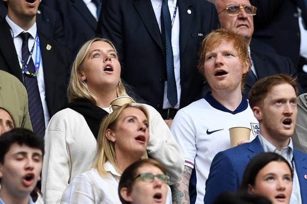 EURO 2024, England - Slowakei, Ed Sheeran unter den Zuschauern Fußball UEFA EURO, EM, Europameisterschaft,Fussball 2024 Achtelfinale England - Slowakei am 30.06.2024 in der Arena AufSchalke in Gelsenkirchen Edward Christopher Ed Sheeran