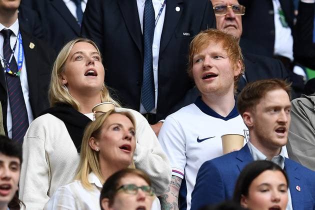 EURO 2024, England - Slowakei, Ed Sheeran unter den Zuschauern Fußball UEFA EURO, EM, Europameisterschaft,Fussball 2024 Achtelfinale England - Slowakei am 30.06.2024 in der Arena AufSchalke in Gelsenkirchen Edward Christopher Ed Sheeran