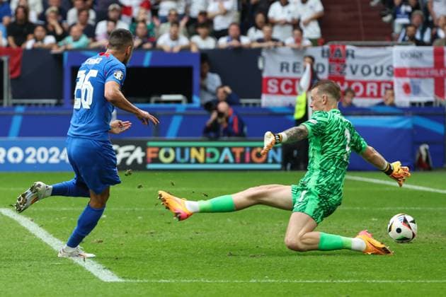 EURO 2024, England - Slowakei EM 2024: England - Slowakei am 30.06.2024 in der Arena AufSchalke in Gelsenkirchen Ivan Schranz (Slovakia, 26) erzielt gegen Torwart Goalkeeper Jordan Pickford (England, 1) das Tor zum 0 zu 1