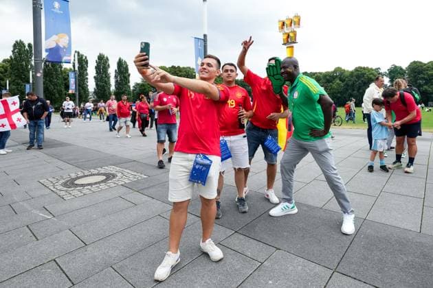 Cologne, Germany, June 30th 2024: Volunteer holding a few beer cups on his head performance taking selfie with spanish fans during the UEFA EURO, EM, Europameisterschaft,Fussball 2024 Germany Round 16 football match between Spain and Georgia at Cologne Stadium in Cologne, Germany. (Daniela Porcelli SPP)  Copyright: xDanielaxPorcellix xSPPx spp-en-DaPoSp-20240630-DP102627