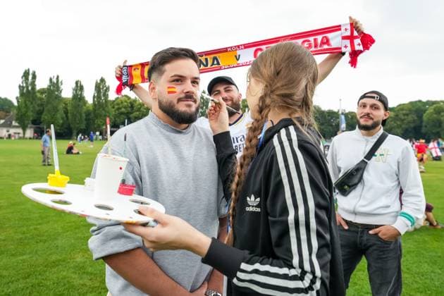 Cologne, Germany, June 30th 2024: Fan of Spain getting face paint prior to the UEFA EURO, EM, Europameisterschaft,Fussball 2024 Germany Round 16 football match between Spain and Georgia at Cologne Stadium in Cologne, Germany. (Daniela Porcelli SPP)  Copyright: xDanielaxPorcellix xSPPx spp-en-DaPoSp-20240630-DP102652