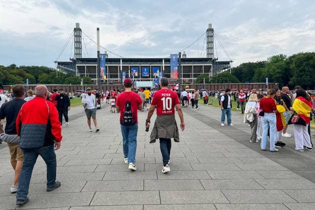 Fans auf dem Weg ins Kölner Stadion - Köln 30.06.2024: Spanien vs. Georgien, EURO2024 M37, Achtelfinale, EM-Arena Köln