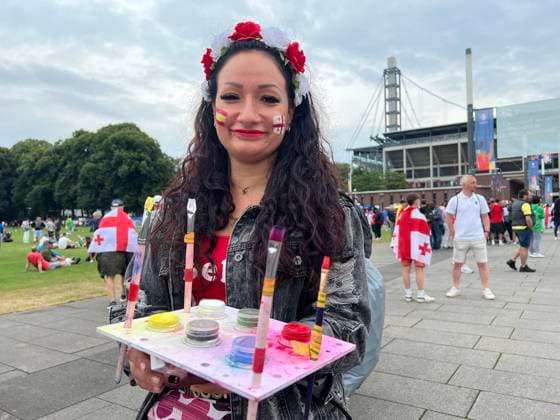 Fans können sich ein Facepainting holen auf dem Weg ins Kölner Stadion - Köln 30.06.2024: Spanien vs. Georgien, EURO2024 M37, Achtelfinale, EM-Arena Köln