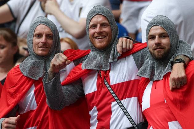 EM 2024: England - Slowakei am 30.06.2024 in der Arena AufSchalke in Gelsenkirchen Die England Fans, hier als Kreuzritter verkleidet *** Euro 2024 England Slovakia on 30 06 2024 in the Arena AufSchalke in Gelsenkirchen The England fans, here dressed as crusaders MH