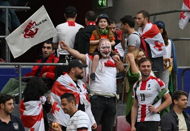 30.06.2024, xsltx, Fussball EM 2024 1 8 Finale, Spanien - Georgien emspor, v.l. Georgien Emotionen, Fans, Stimmung, Fahnen, Logo, Zuschauer, Trikots (DFL DFB REGULATIONS PROHIBIT ANY USE OF PHOTOGRAPHS as IMAGE SEQUENCES and or QUASI-VIDEO) Köln